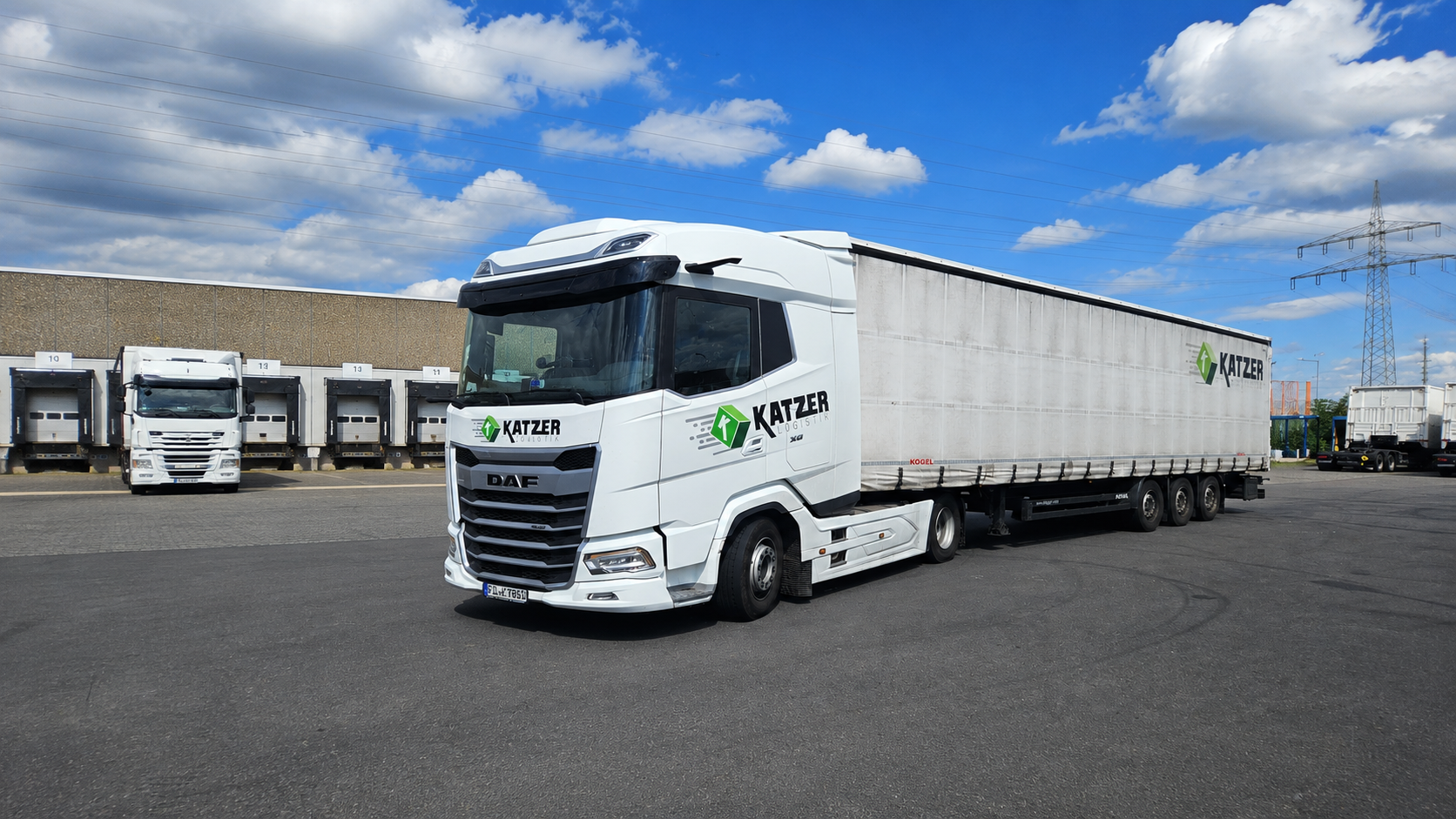 Weißer DAF-LKW mit Katzer-Logistik-Auflieger